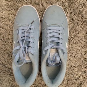blue gym shoes